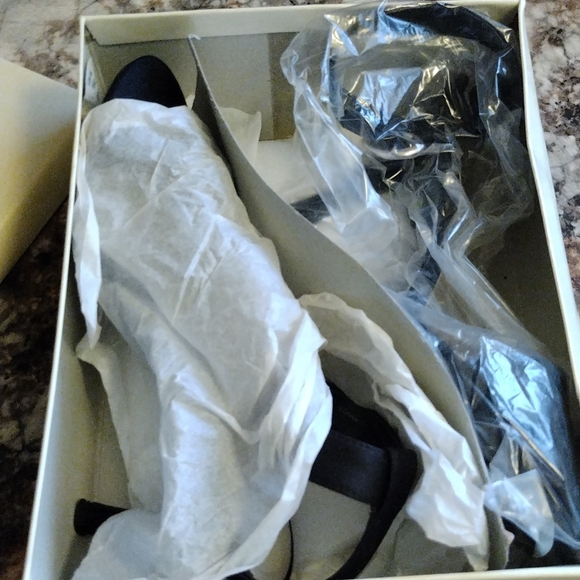EUC  Amanda Smith Black Satin heels - Picture 9 of 9
